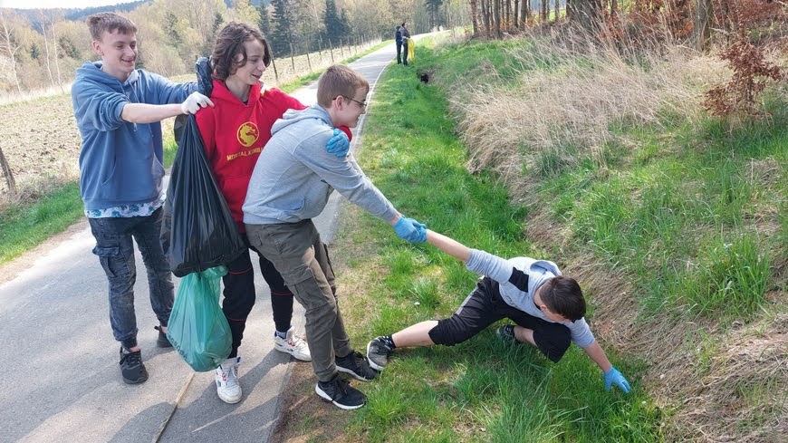 Zdjęcie z akcji Sprzątanie Świata przedstawiające czterech chłopców
