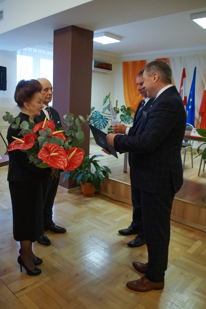 Fotografia z wręcznia tytułów Honorowych Obywateli Gminy Niebylec