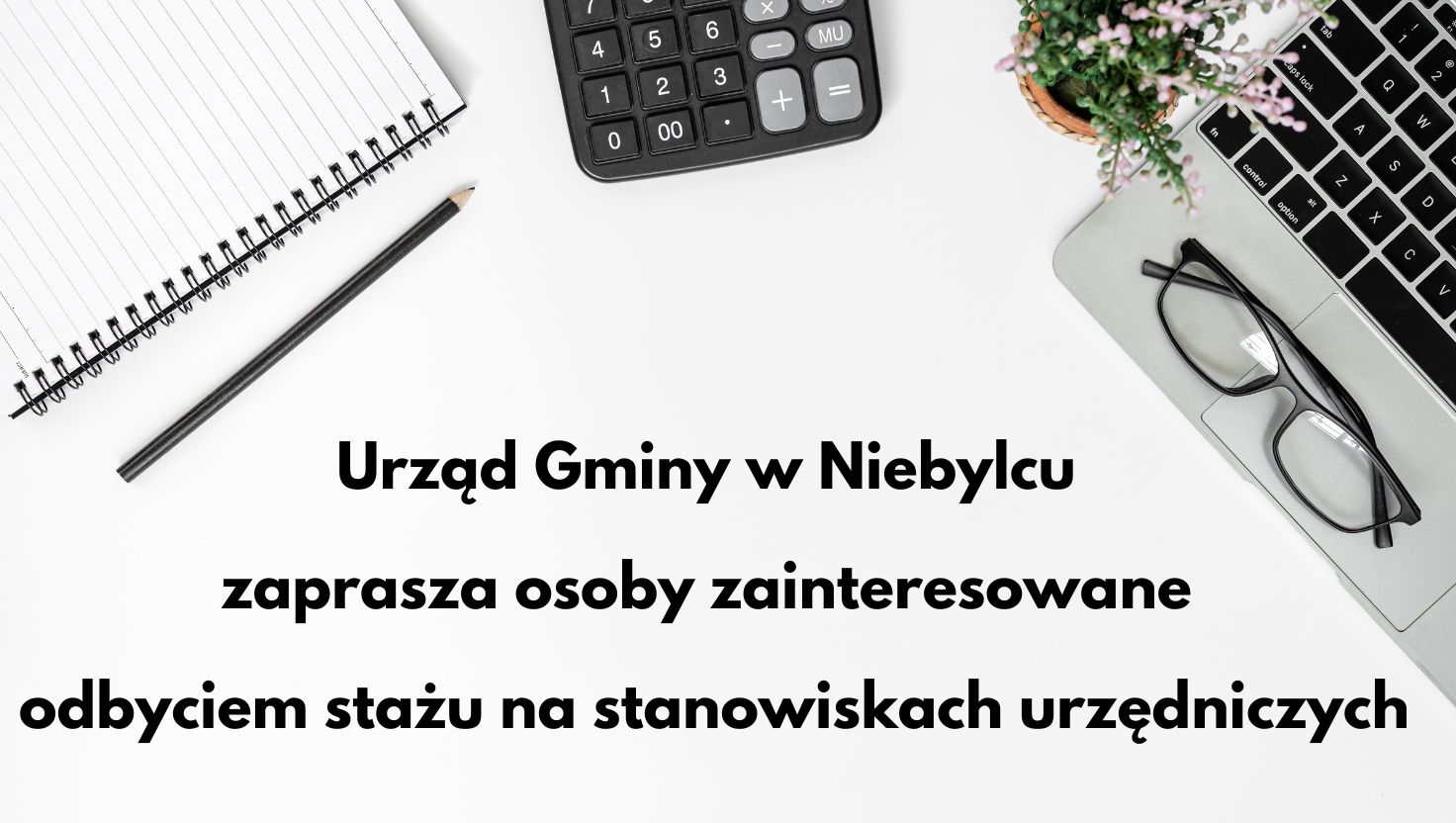 Grafika z ogłoszeniem Urzędu Gminy w Niebylcu o naborze na staż na stanowiskach urzędniczych. Tekst znajduje się na tle białego biurka z rozłożonymi przedmiotami biurowymi: zeszytem w linie, czarnym ołówkiem, kalkulatorem, okularami, laptopem i doniczką z zieloną rośliną.