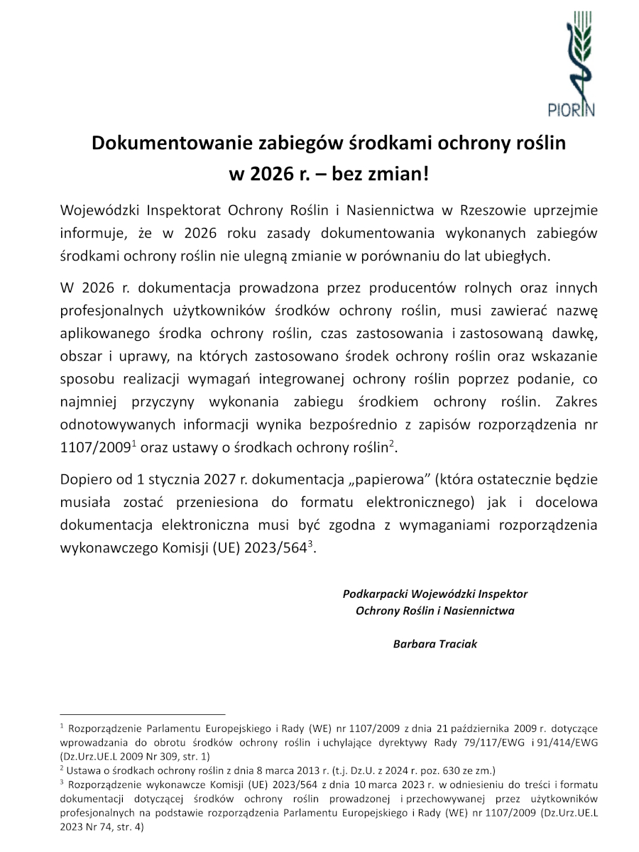 Centralną część grafiki stanowi tytuł: „Dokumentowanie zabiegów środkami ochrony roślin w 2026 r. – bez zmian!”.  Poniżej znajduje się treść komunikatu informująca, że w 2026 roku zasady dokumentowania wykonanych zabiegów środkami ochrony roślin nie ulegną zmianie. Wskazano, że dokumentacja musi zawierać nazwę środka, czas i dawkę zastosowania, obszar i uprawę oraz przyczynę wykonania zabiegu zgodnie z zasadami integrowanej ochrony roślin.  W dalszej części podano, że od 1 stycznia 2027 roku dokumentacja – zarówno papierowa, jak i elektroniczna – będzie musiała spełniać wymagania rozporządzenia wykonawczego Komisji (UE) 2023/564.  Na dole widnieje podpis: „Podkarpacki Wojewódzki Inspektor Ochrony Roślin i Nasiennictwa – Barbara Traciak” oraz przypisy prawne do rozporządzeń i ustawy.
